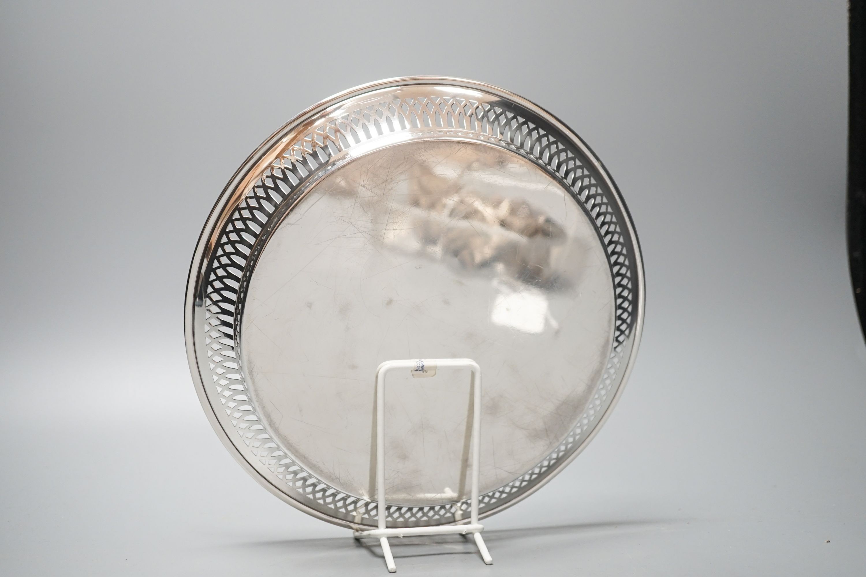A George V silver shallow dish, with pierced border, Birmingham, 1910, 25.1cm, 10oz.
